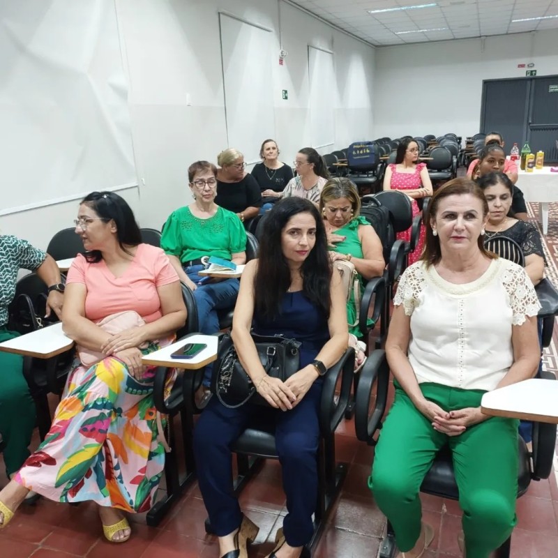 Educação de Araguari em Movimento: Professores da língua inglesa participam de encontro com autora de livro