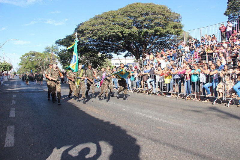 Tradicional desfile cívico oficializou as comemorações dos 131 anos de Araguari