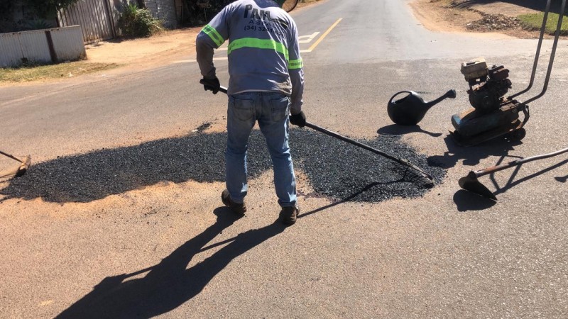 Prefeitura de Araguari informa sobre a operação tapa-buracos realizada nesta sexta-feira (12)