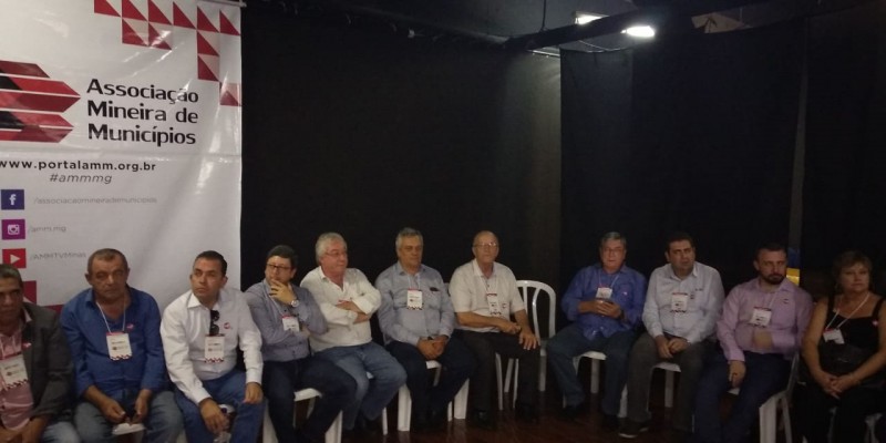 Prefeito Marcos Coelho participa de reunião com outros prefeitos de Minas Gerais em Belo Horizonte