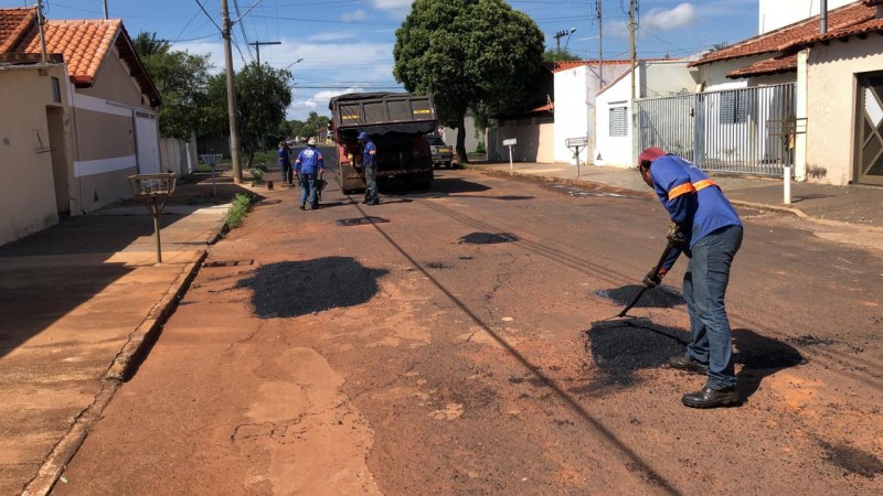 Prefeitura amplia serviço tapa-buracos nas vias públicas de Araguari