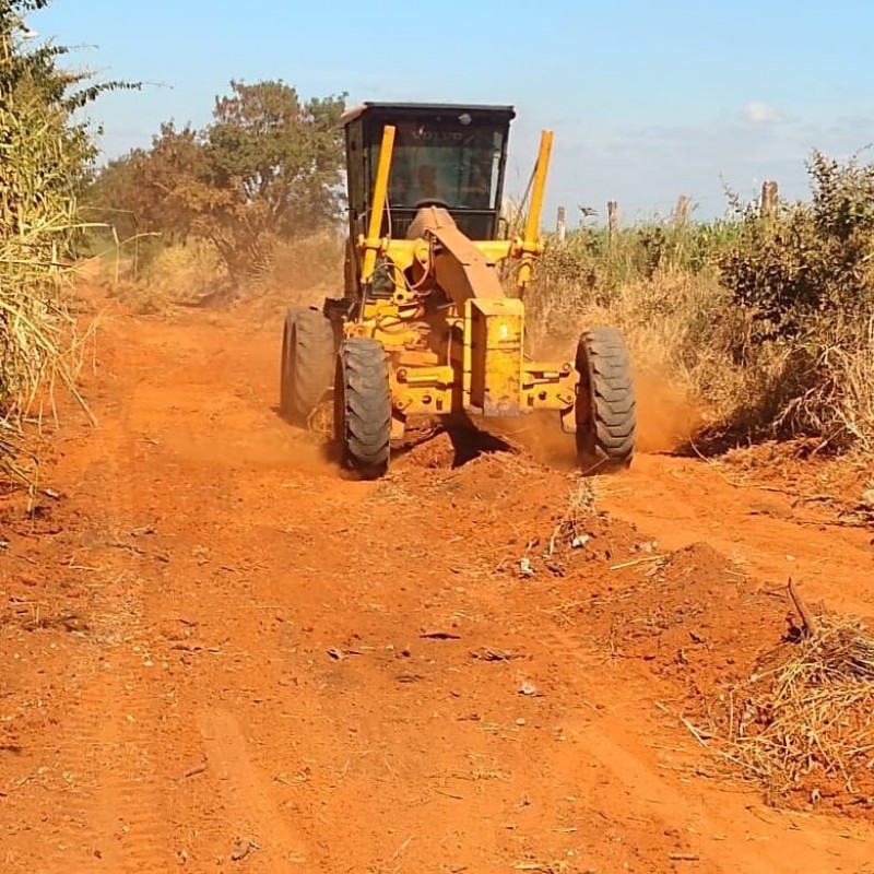 Estradas rurais recebem manutenção pela Secretaria de Obras