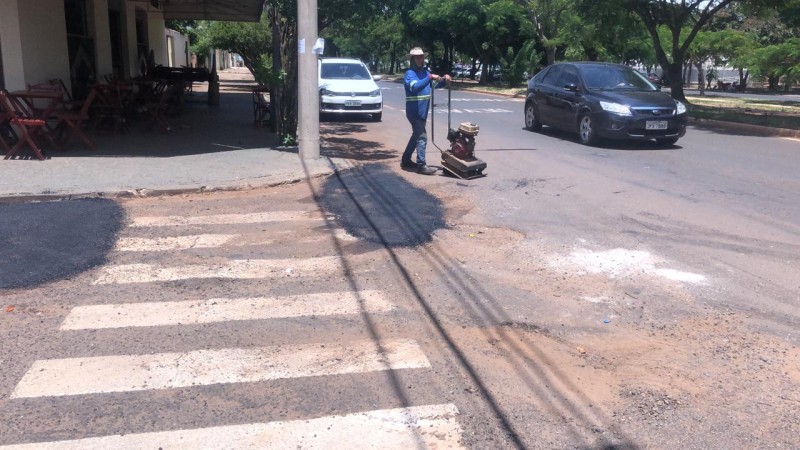 Operação tapa-buracos foi realizada em importantes vias da cidade