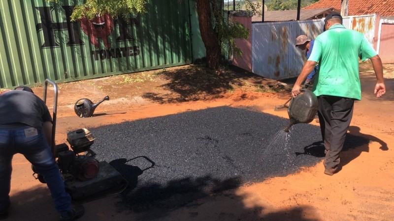 Prefeitura de Araguari realiza operação tapa-buracos no Distrito de Piracaíba