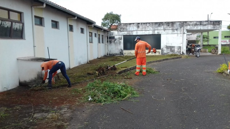 PREFEITURA DE ARAGUARI PROMOVE LIMPEZA NA ÁREA EXTERNA DO HOSPITAL MUNICIPAL