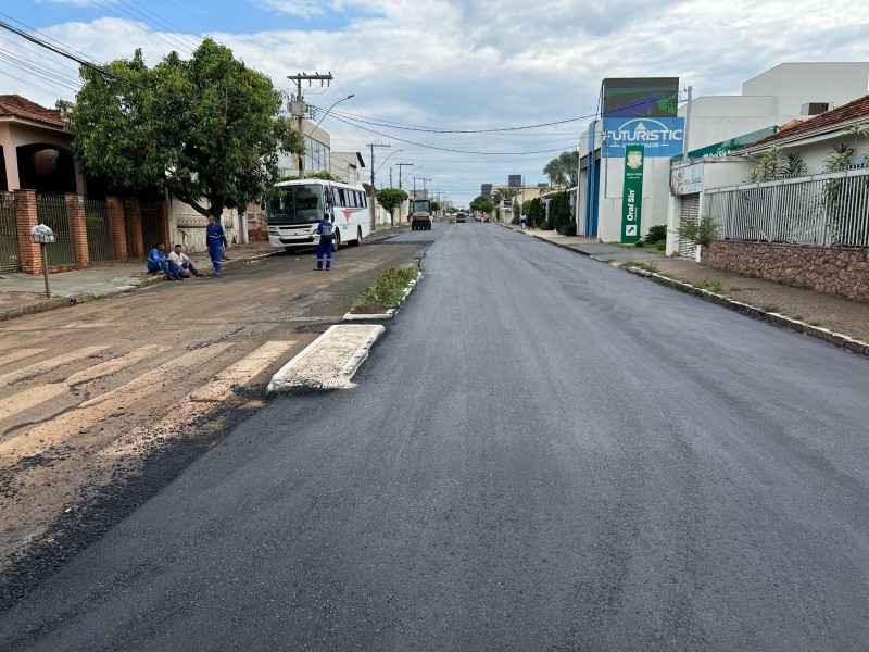 Prefeitura segue com serviço de recapeamento em ruas e avenidas de Araguari