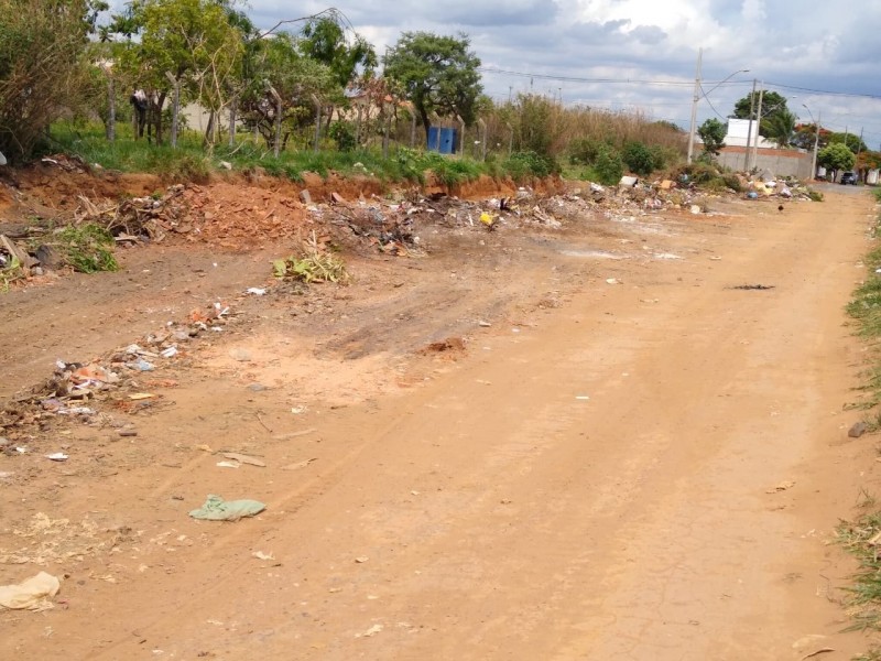 Secretaria de Serviços Urbanos realiza limpeza em terreno usado indevidamente como local de descarte de entulhos e lixo