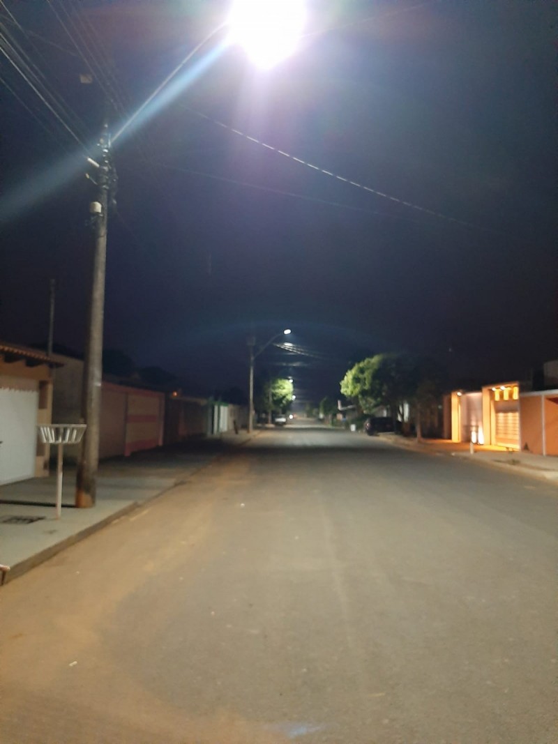 Prefeitura de Araguari promove complemento de asfalto e implantação de iluminação de LED em via do Bairro São Sebastião