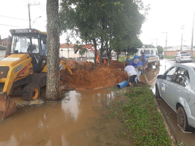 Após rompimento da adutora, SAE restabelece abastecimento de água do bairro Independência