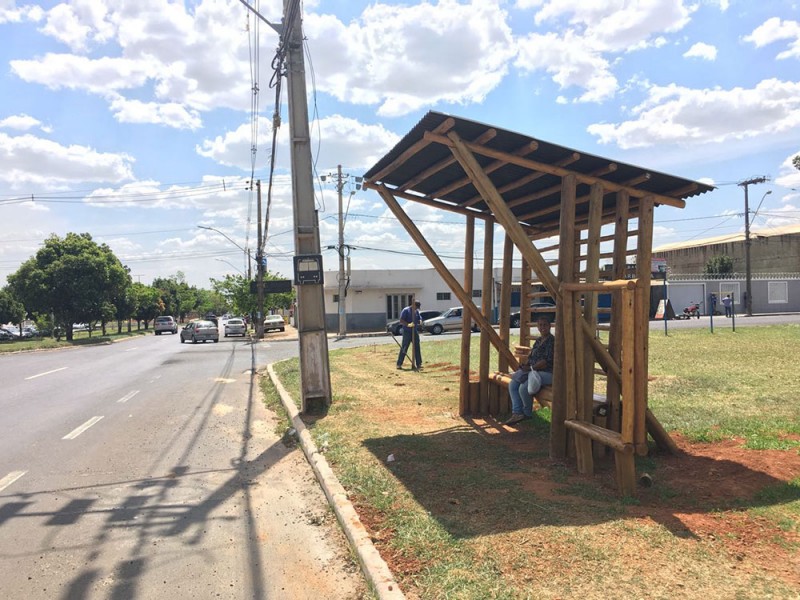 Araguari ganha pontos de ônibus de madeira sustentável