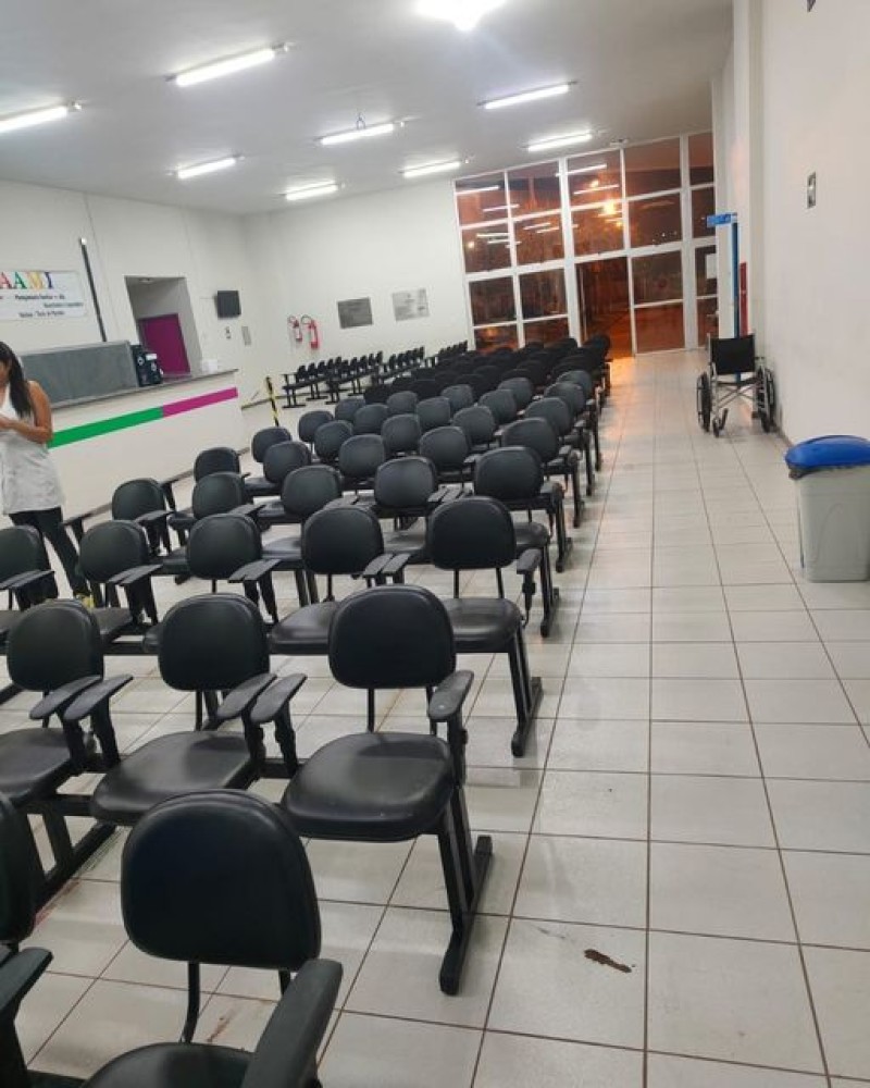 Saúde instala novas cadeiras longarinas na Policlínica para maior comodidade da população
