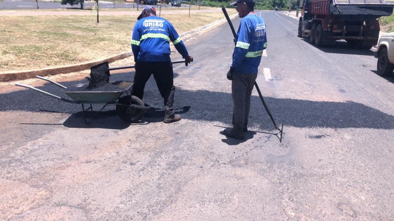 Operação tapa-buraco realizada hoje em Araguari