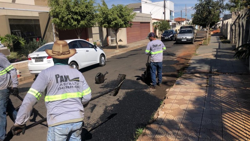  A Prefeitura de Araguari informa sobre a operação tapa-buracos realizada nesta segunda-feira (22)