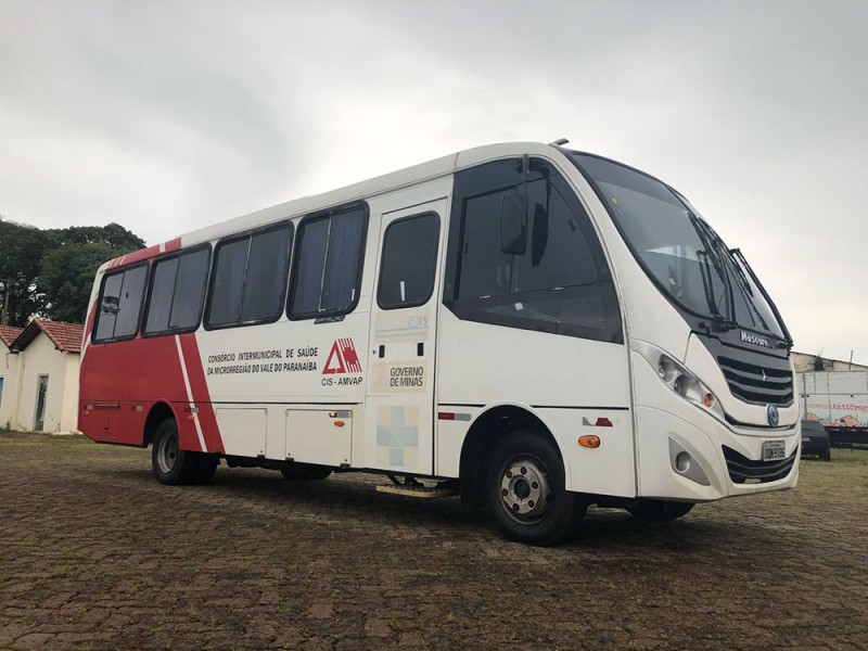 Araguari recebe da AMVAP novo ônibus para o transporte de pacientes