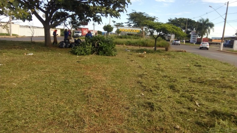  Prefeitura inicia operação de limpeza na Avenida Teodoreto Veloso de Carvalho