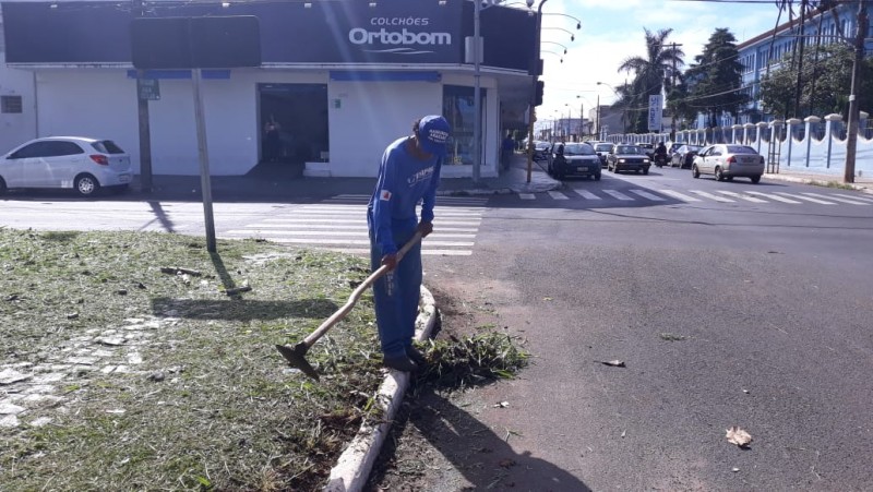 Prefeitura de Araguari intensifica limpeza e capina nos canteiros das avenidas da cidade