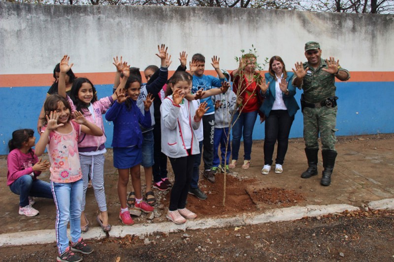 Prefeitura de Araguari promove plantio de árvores pelos alunos da Rede Municipal