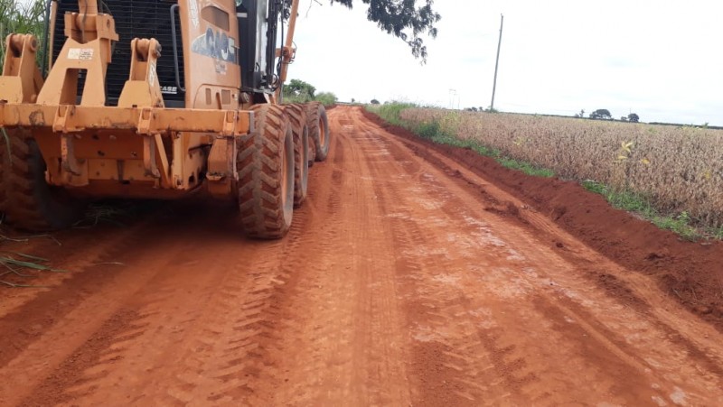 Prefeitura continua com os trabalhos de manutenções nas estradas rurais de Araguari