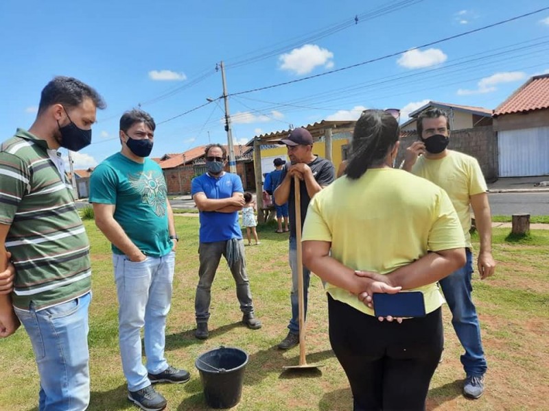 Gestores do município e moradores do bairro Vila Olímpica fazem o plantio de árvores