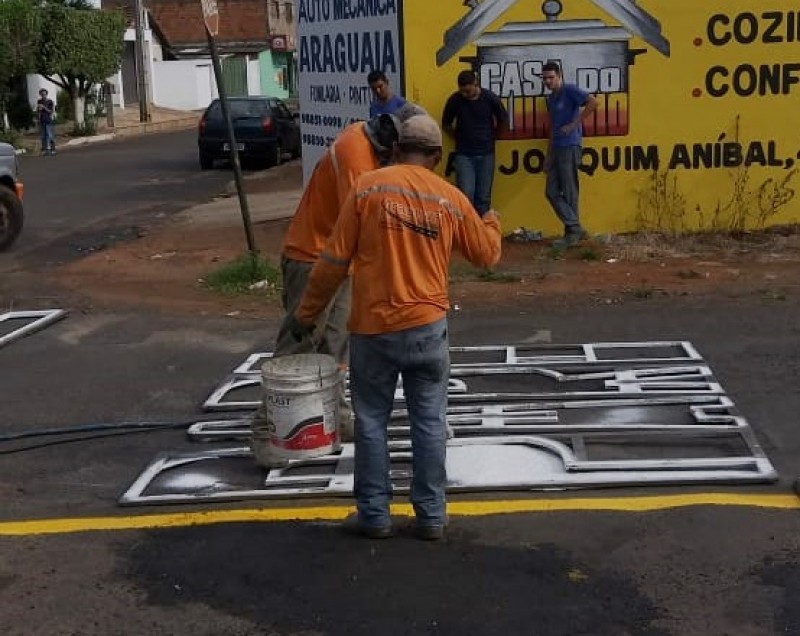 Pintura da sinalização viária horizontal continua sendo realizada no centro da cidade 