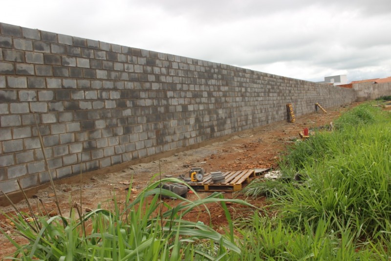 Prefeitura continua construção do muro no aeroporto Santos Dumont