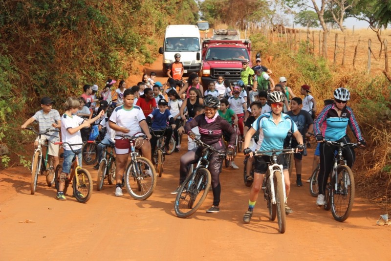 Alunos do CEM Maria de Fátima Oliveira Morais visitam Fazenda Campo Alegre