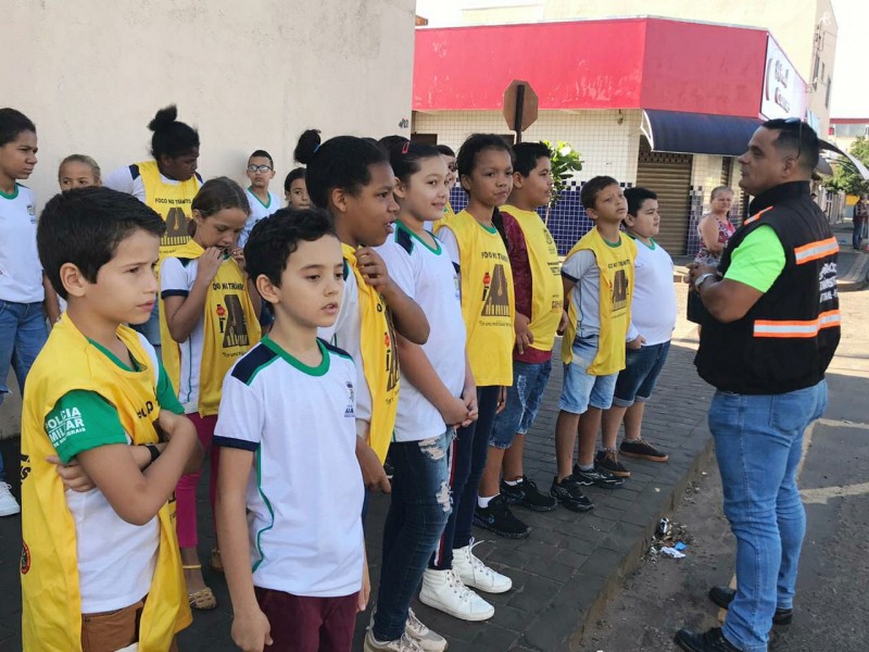 Prefeitura de Araguari realiza blitz educativa com a participação de alunos da rede de ensino municipal