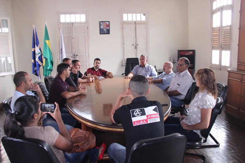 Moradores do Residencial Madri se reúnem na Prefeitura de Araguari