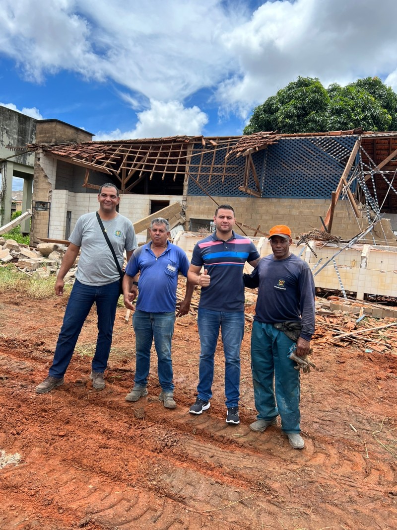 Secretaria de Serviços Urbanos promove limpeza completa da área onde funcionou a antiga lavanderia no Bairro Gutierrez 