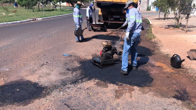 Prefeitura de Araguari realiza operação tapa-buracos em avenidas do município.