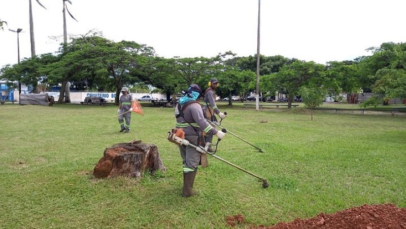 Serviços de limpeza são realizados em vários pontos da cidade