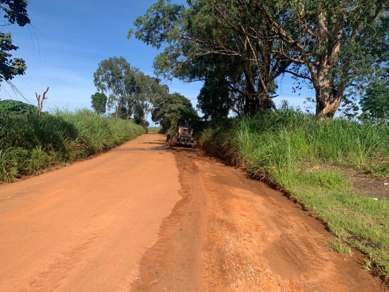 Secretaria de Obras trabalha na manutenção das estradas em pontos diferentes da zona rural