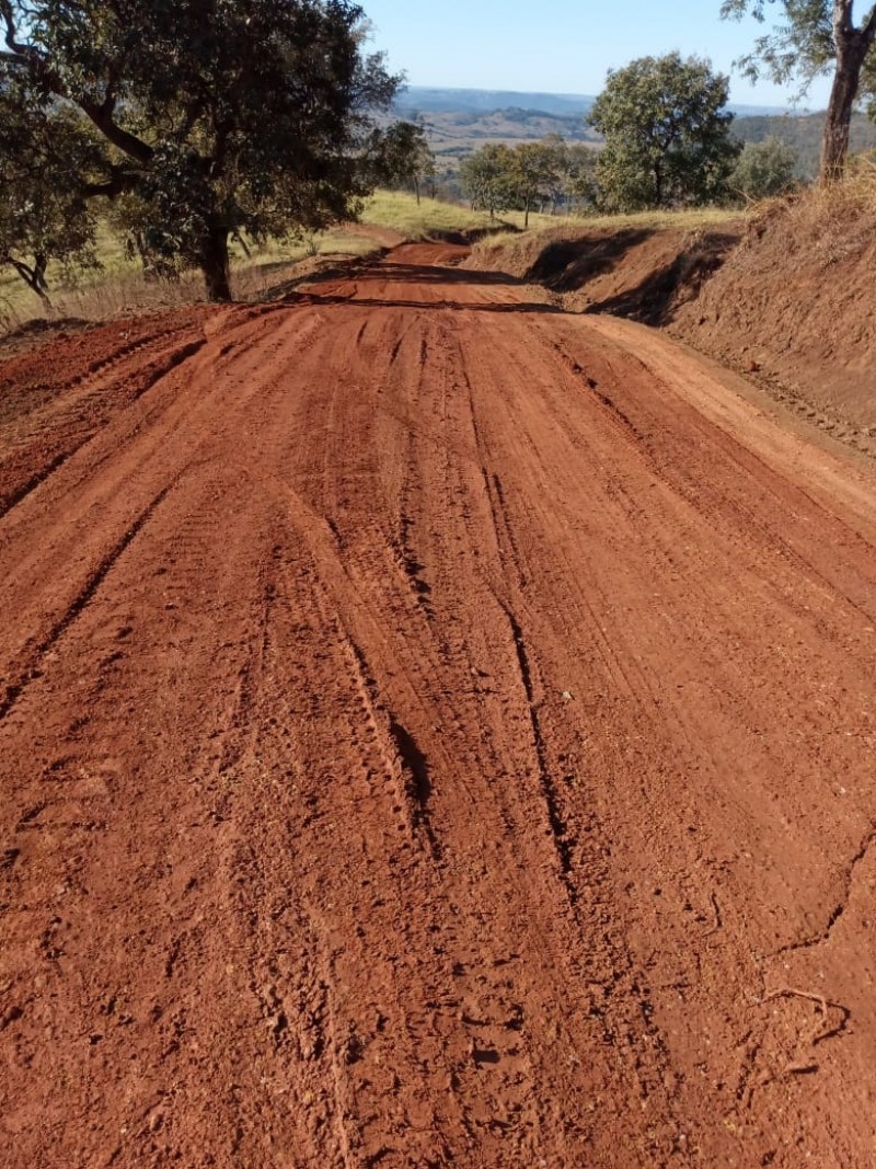 Estrada do Buracão e outras vias rurais do município recebem melhorias