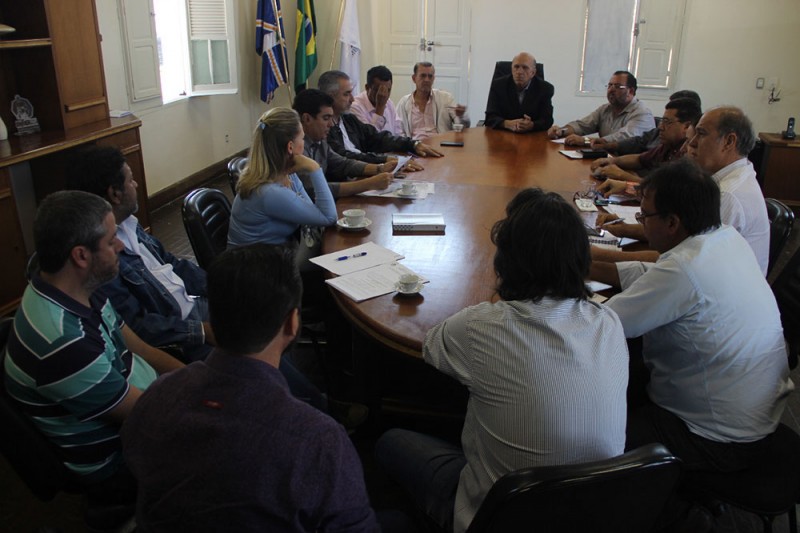 Prefeito Marcos Coelho se reúne com secretariado para adotar medidas de urgência devido às paralisações nacionais