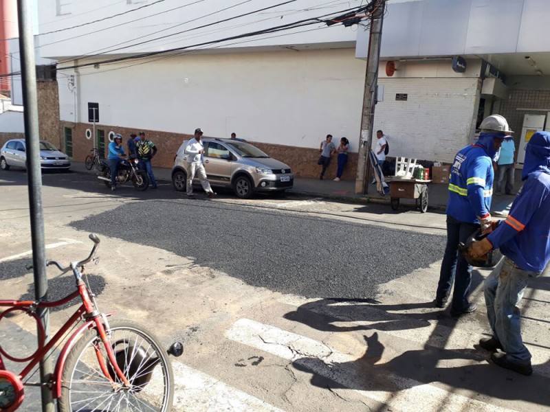 Prefeitura de Araguari intensifica as operações tapa buracos  
