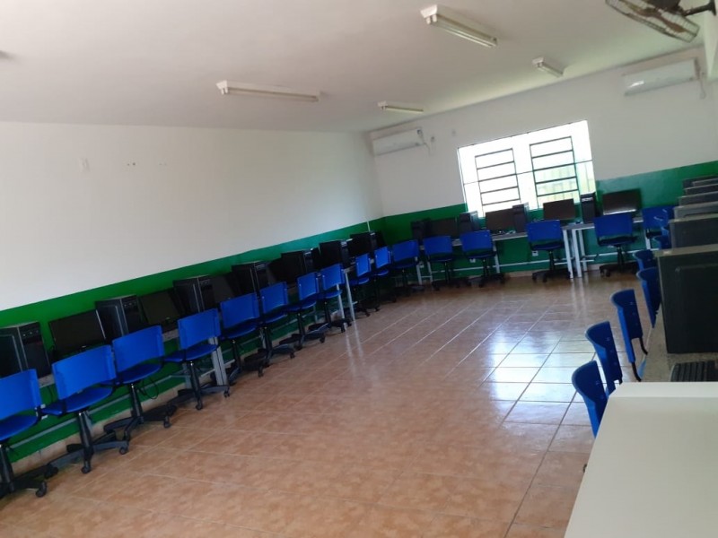 Laboratórios das escolas municipais são equipados com computadores 