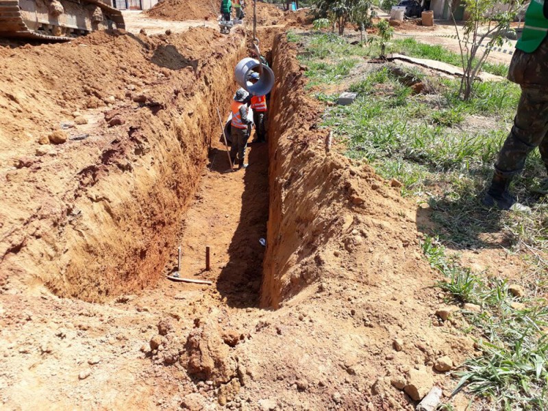Obras de drenagem e captação de águas pluviais estão em andamento em dois importantes bairros de Araguari