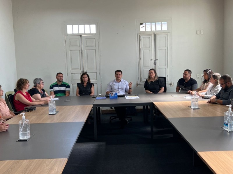 Prefeitura de Araguari firma termo para recondução do Comitê Municipal de Enfrentamento às Violências contra Crianças, Adolescentes e Mulheres