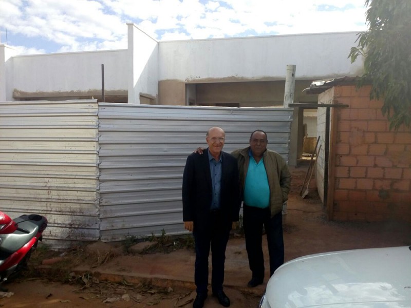 Prefeito Marcos Coelho visita construção de CMEI no Bairro Alvorada