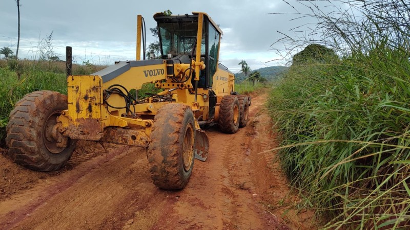 Secretaria de Obras trabalha com manutenção das estradas em sete pontos diferentes da zona rural