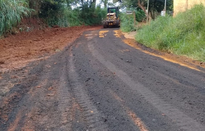 Prefeitura realiza manutenção nas vias do povoado de Ararapira.