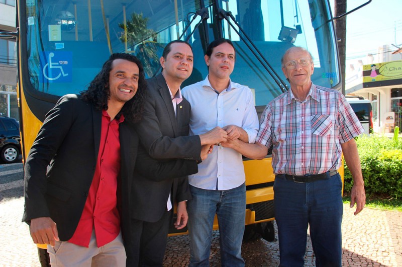 Prefeitura recebe ônibus para auxiliar no transporte de alunos do Município