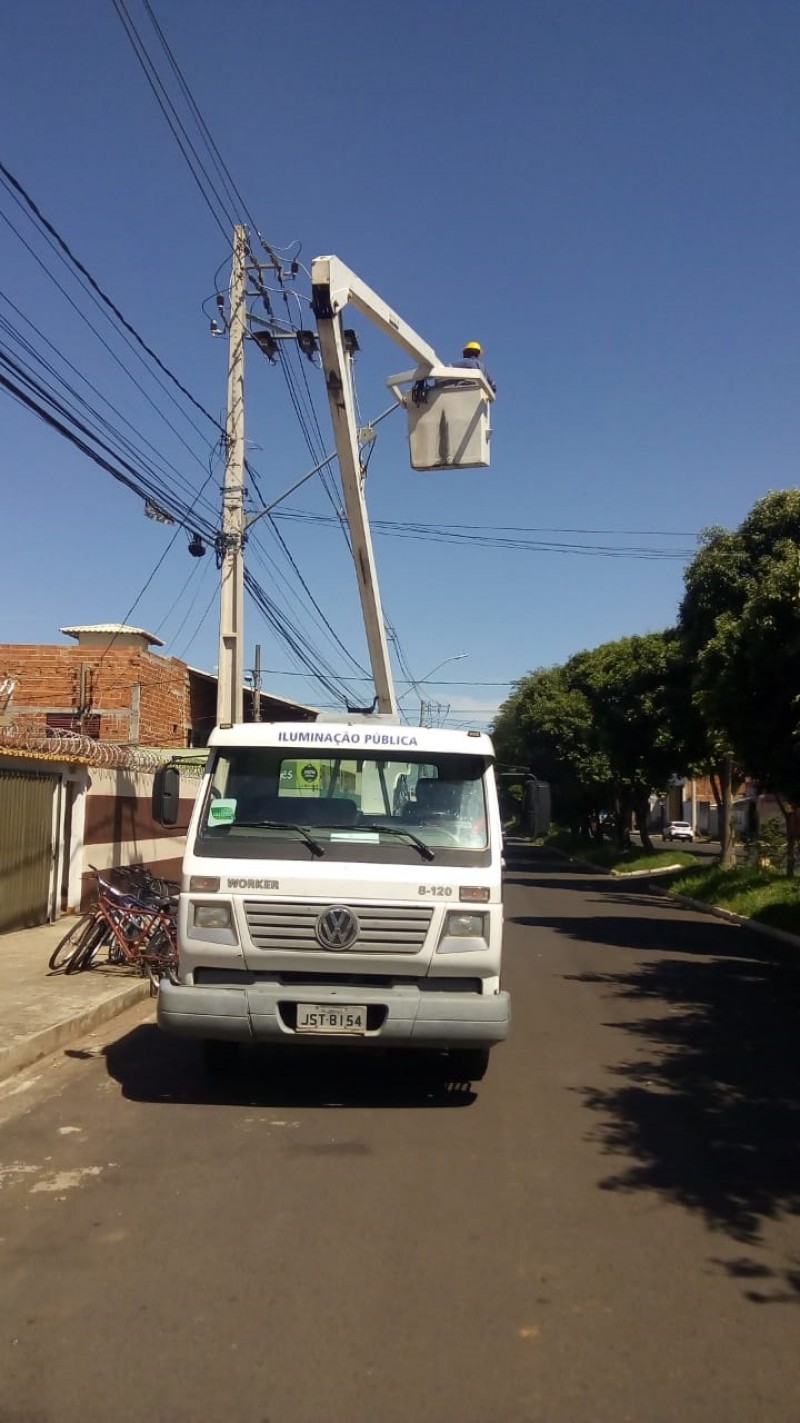 Prefeitura de Araguari instala 200 lâmpadas de LED na Avenida Batalhão Mauá