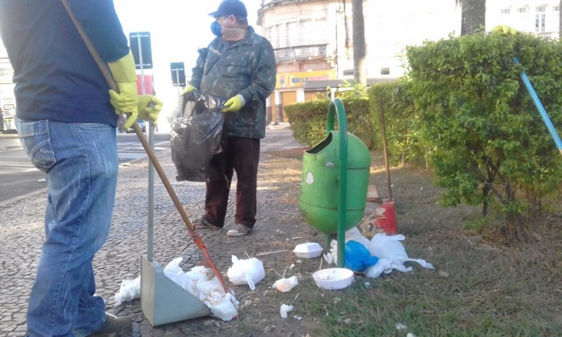 Secretaria de Serviços Urbanos fecha semana com trabalhos de limpeza nas praças da cidade