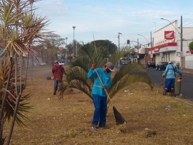 Prefeitura realiza limpeza na avenida Coronel Teodolino Pereira Araújo