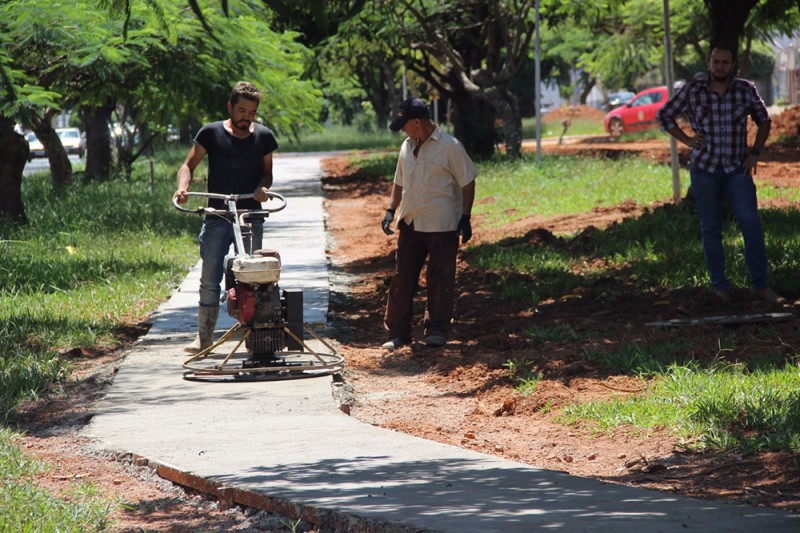 Pista de caminhada e ciclovia estão sendo executadas na Av. Mato Grosso