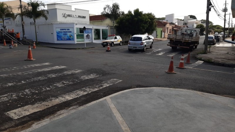 Prefeitura realiza alteração no trânsito com inversões de paradas obrigatórias