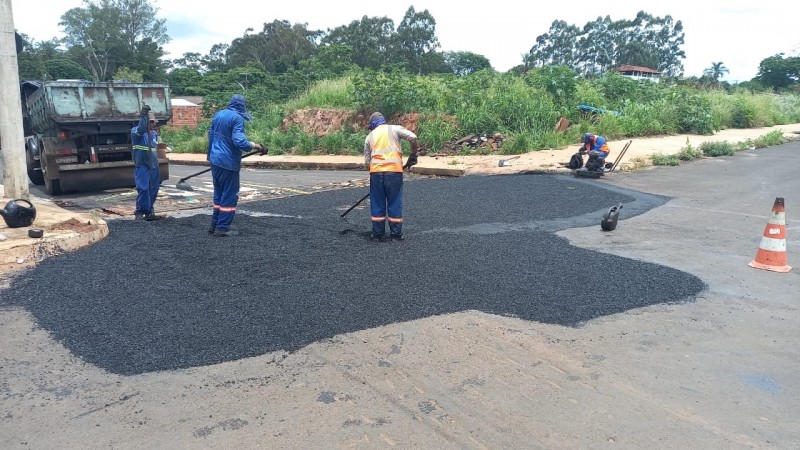 Secretaria de Obras acompanha trabalhos de três equipes em recapeamentos nas vias públicos do município