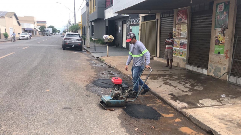 A Prefeitura de Araguari, através da Secretaria de Obras informa sobre operação tapa-buracos realizada na segunda-feira (02)