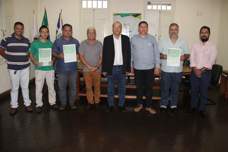 O Prefeito Marcos Coelho entregou, na tarde desta terça-feira (03), no Palácio dos Ferroviários, escrituras de áreas do Distrito Industrial para a instalação de três empresas.